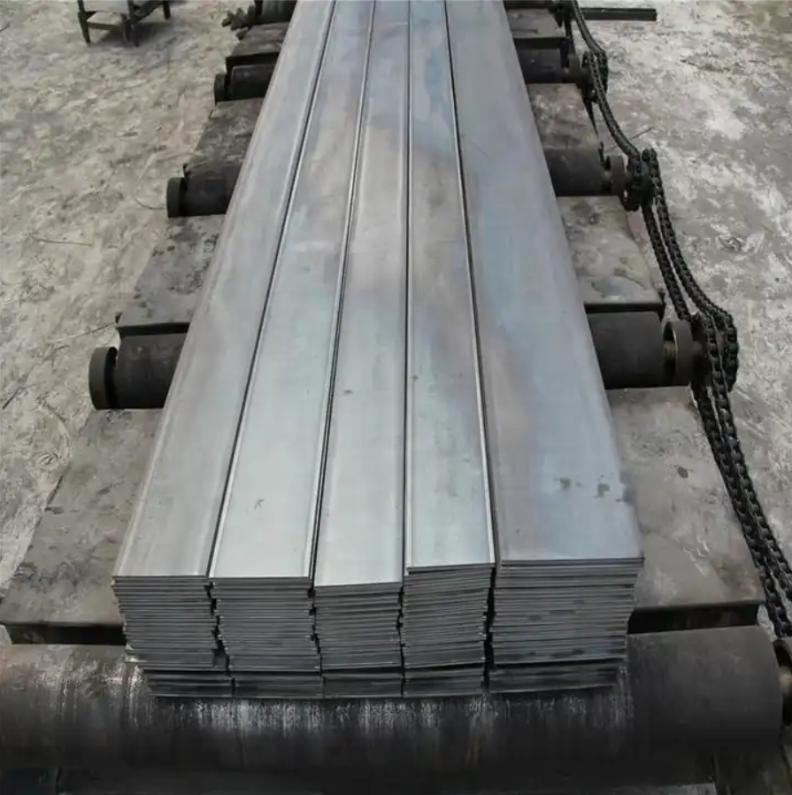 Barre plate en acier laminée à chaud dans une usine chinoise 